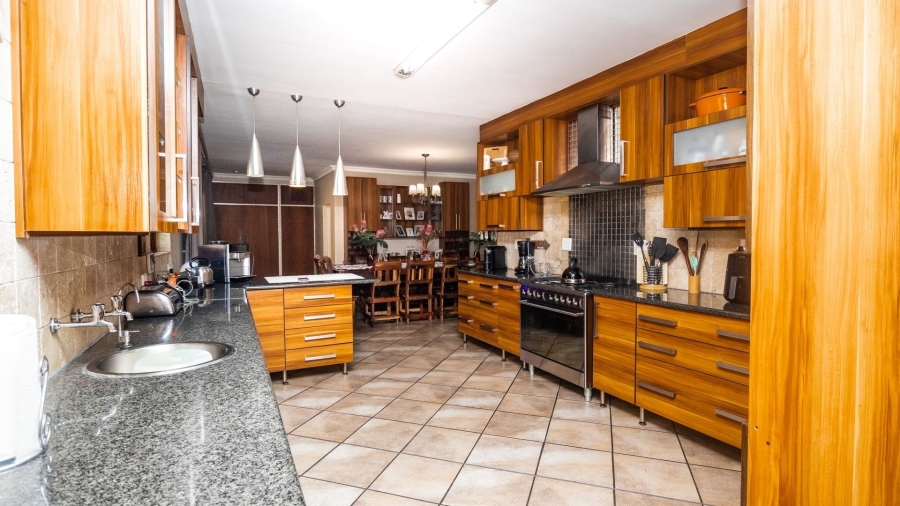 5 Bedroom Property for Sale in Protea Park North West